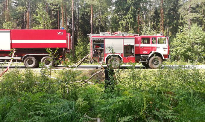 Kandavas pagastā meža ugunsgrēks. Kara laika lādiņu sprāgšanas dēļ patlaban nav iespējama ugunsgrēka dzēšana