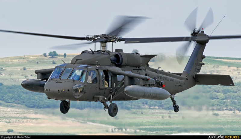 Tukumam pāri mācību laikā pārlido trīs ASV helikopteri "Black Hawk"