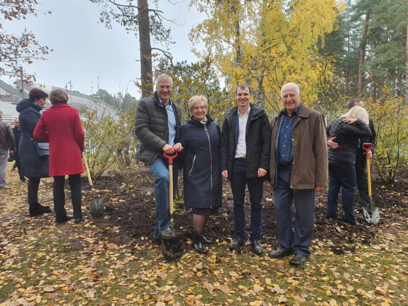 Mežaparka estrādē tapis unikāls Latvijas pašvaldību veidots rododendru dārzs