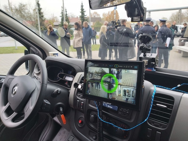 Autovadītāju pārkāpumus sāk kontrolēt ar 360 grādu kameru aprīkots netrafarēts policijas auto