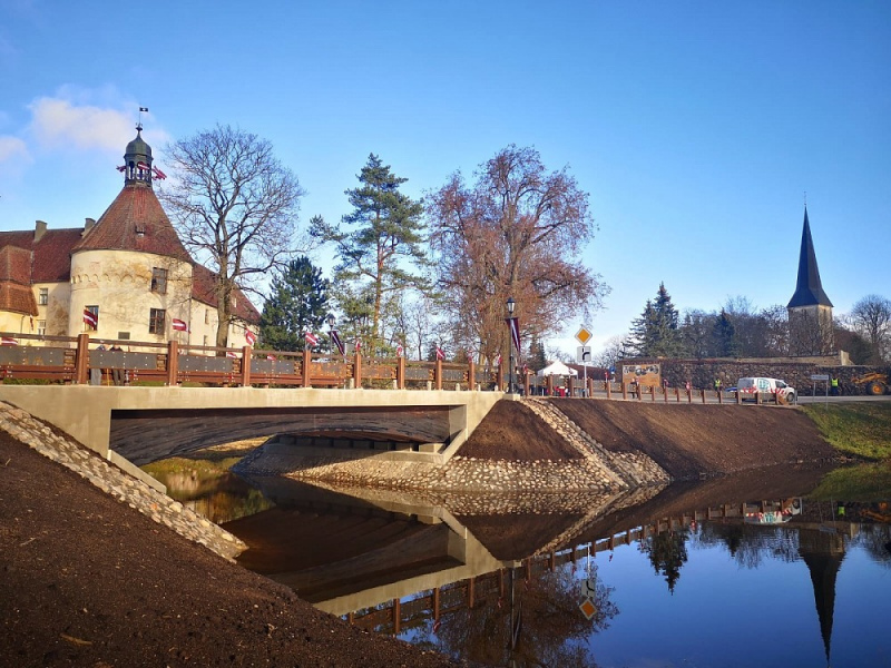 Pie Jaunpils pils atklāts jauns tilts pār Bikstupi