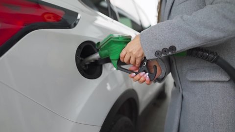 Auto degvielas uzpildes staciju Tukumā pamet ar bākā atstātu degvielas uzpildes pistoli