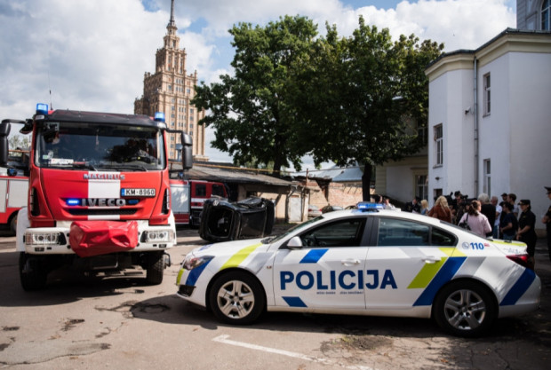 Ugunsdzēsējiem un policistiem alga palielināsies par 105 EUR mēnesī Ugunsdzēsējiem un policistiem alga palielināsies par 105 EUR mēnesī