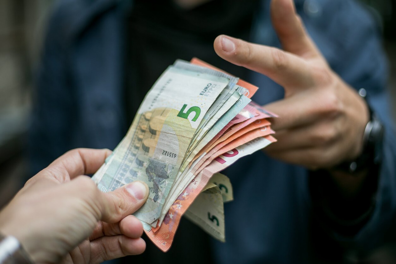 Autovadītājs Tumes pagastā pārsniedz atļauto braukšanas ātrumu un piedāvā policistam 30 EUR kukuli Autovadītājs Tumes pagastā pārsniedz atļauto braukšanas ātrumu un piedāvā policistam 30 EUR kukuli