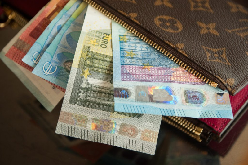 No 1. janvāra minimālā alga Latvijā ir 620 eiro