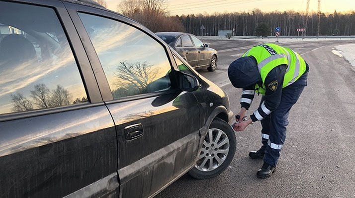Tukumā, Raudas ielā, Valsts policija veic riepu protektora kontroles reidus Tukumā, Raudas ielā, Valsts policija veic riepu protektora kontroles reidus