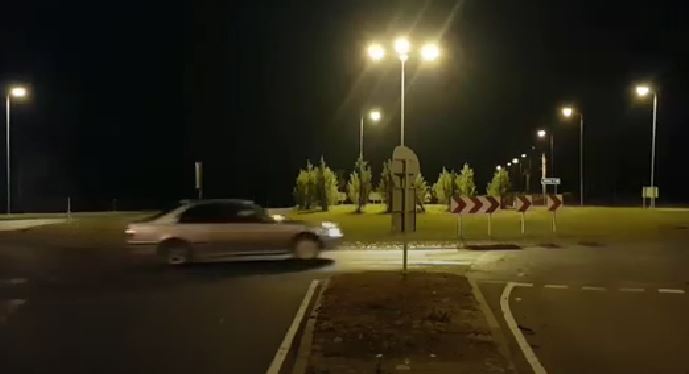 BMW driftu pa Engures apli iztraucē policija; sods par agresīvu braukšanu BMW driftu pa Engures apli iztraucē policija; sods par agresīvu braukšanu