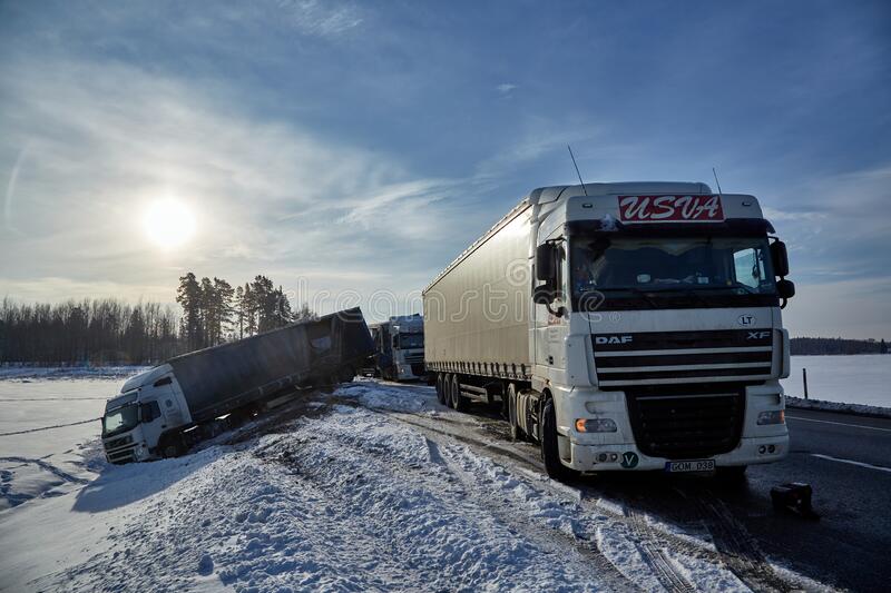 Lestenē starp kravas transportlīdzekļiem "Scania" un "Mercedes-Benz" notikusi sadursme, cietušo nav