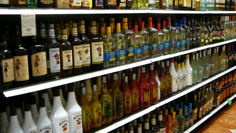 No 1. augusta alkoholu nedrīkstēs tirgot pēc plkst.20, svētdienās – pēc 18 No 1. augusta alkoholu nedrīkstēs tirgot pēc plkst.20, svētdienās – pēc 18