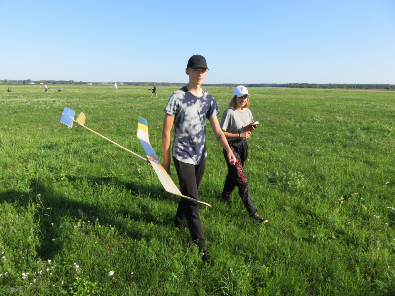 Lidmodelists Renārs Seļickis kļuvis par aizvadītās Lietuvas kausa izcīņas sacensību uzvarētāju F-1-A modeļu klasē jauniešiem