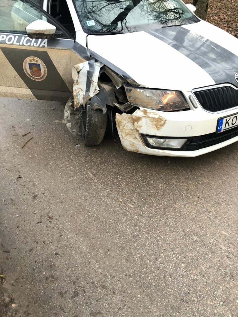 Autovadītājs, mūkot no policijas, ietriecas citā policijas auto un avarē