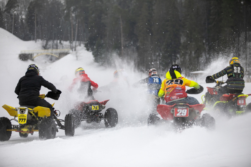 Straubergs un Puhaļskis izcīna medaļas Latvijas čempionātā ziemas motokrosā