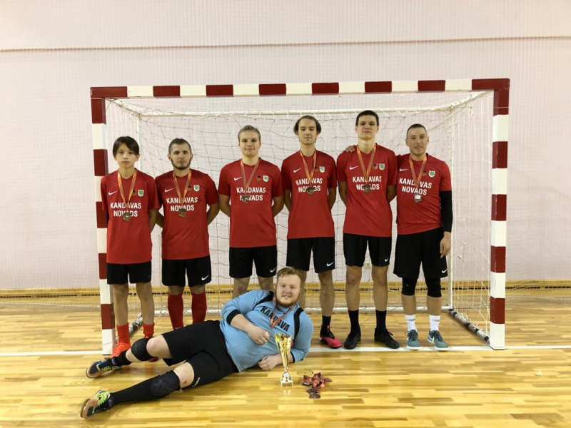 Kandavas telpu futbolisti izcīna 3.vietu Sabiles Ziemassvētku kausa izcīņā telpu futbolā Kandavas telpu futbolisti izcīna 3.vietu Sabiles Ziemassvētku kausa izcīņā telpu futbolā