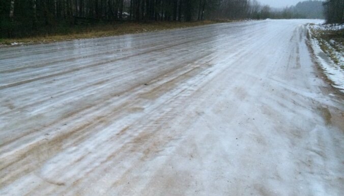Šorīt Zemgalē un Kurzemē autoceļi vietām apledo, strādā 75 ziemas tehnikas vienības