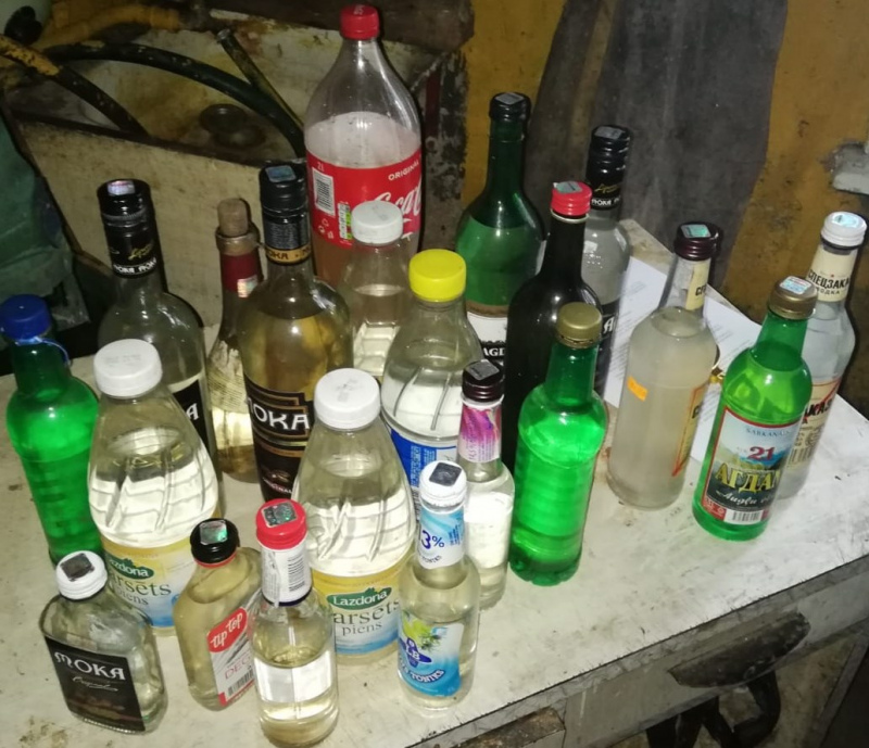 Tukumā policija atsavina apmēram 12 litrus nelegālā alkohola Tukumā policija atsavina apmēram 12 litrus nelegālā alkohola