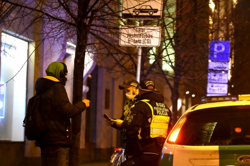 Policijas noslodzes dēļ var tikt izskatīta iespēja pārtraukt komandantstundu