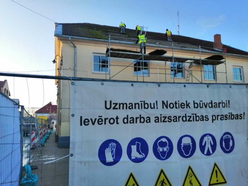Tukumā ēkai Brīvības laukumā 8 uzsākts jumta nomaiņas process Tukumā ēkai Brīvības laukumā 8 uzsākts jumta nomaiņas process