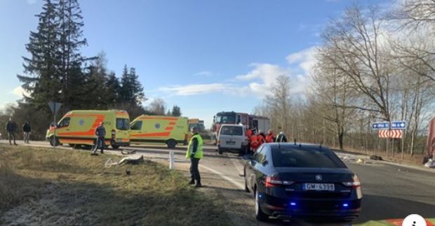 Kravas auto un mikroautobusa sadursmē uz Liepājas šosejas pie Pienavas gājis bojā cilvēks Kravas auto un mikroautobusa sadursmē uz Liepājas šosejas pie Pienavas gājis bojā cilvēks