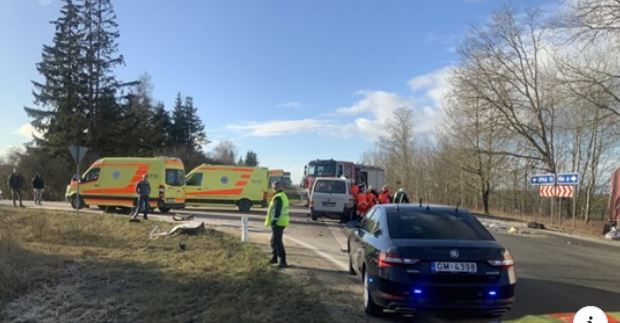 Kravas auto un mikroautobusa sadursmē uz Liepājas šosejas pie Pienavas gājis bojā cilvēks