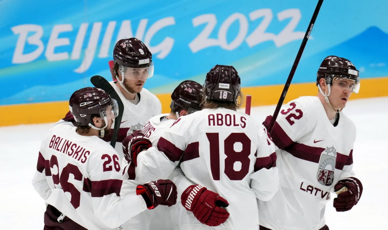 Latvija hokeja izlase Olimpiskās spēles uzsāk ar zaudējumu pret Zviedriju
