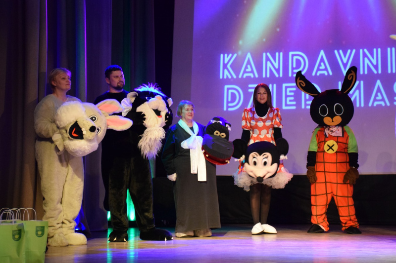 Kandavā aizvadīts dziedāšanas šovs "Kandavnieks dzied maskā" Kandavā aizvadīts dziedāšanas šovs "Kandavnieks dzied maskā"