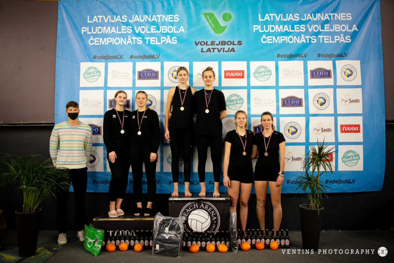 Ādamsones/Konstantinovas duets uzvar arī Latvijas U20 pludmales čempionāta volejbolā 2.posmā