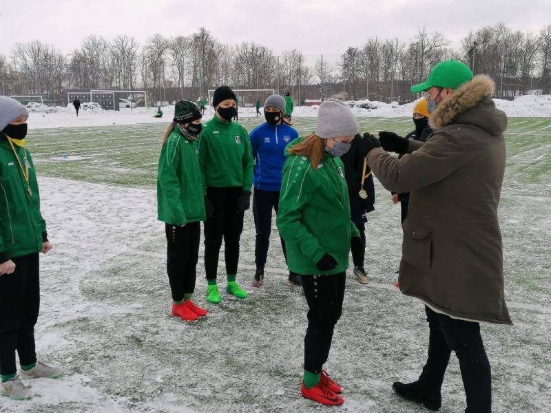 FK "Tukums 2000" futbolistes saņem vasarā izcīnītās Latvijas U14 čempionāta zelta medaļas