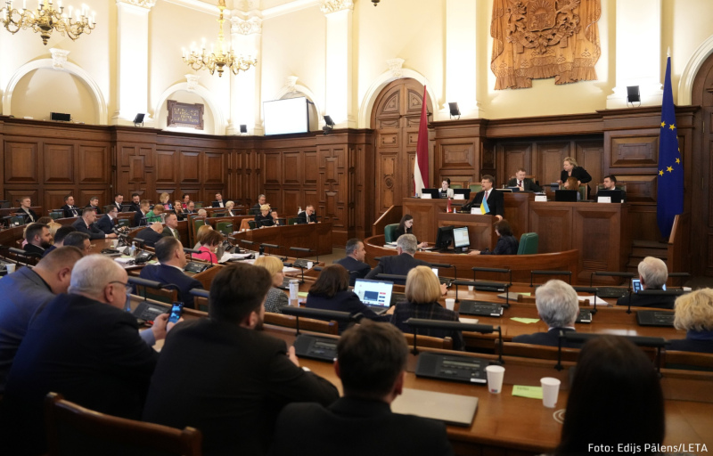 Saeima pēc debatēs pavadītas nakts pieņem valsts 2023. gada budžetu