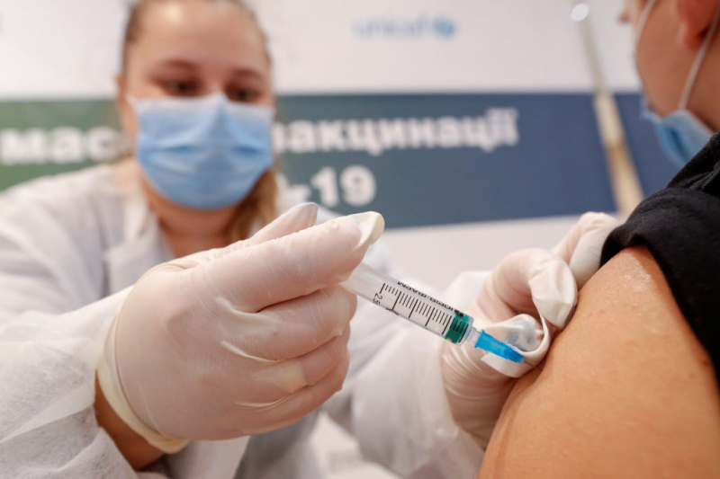 Kara bēgļi no Ukrainas varēs Latvijā vakcinēties pret Covid-19