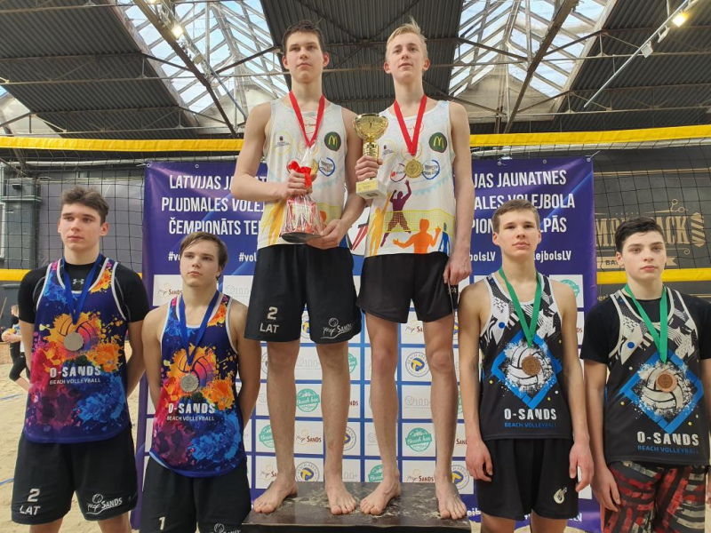 Tukuma un Engures novada jaunajiem pludmales volejbolistiem zelta medaļas Latvijas čempionātā telpās