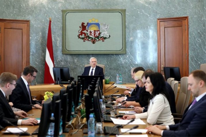 Valdība lemj no budžeta apmaksāt slimības lapas un paredz trīs gadu ilgas nodokļu brīvdienas