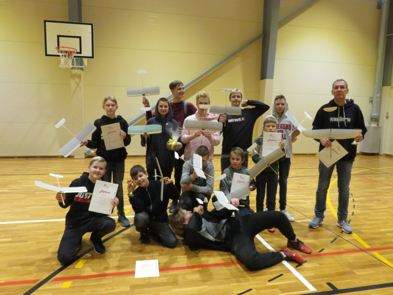 Tukuma mākslas skolas komanda izcīna 2. vietu Latvijas kausa 1. posmā lidmodeļu sportā