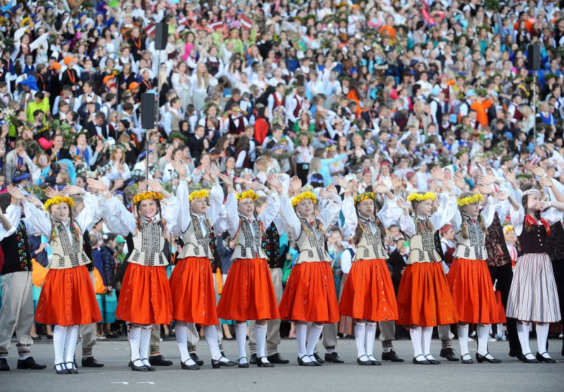 Skolēnu dziesmu un deju svētki tiek pārcelti uz nākamo gadu