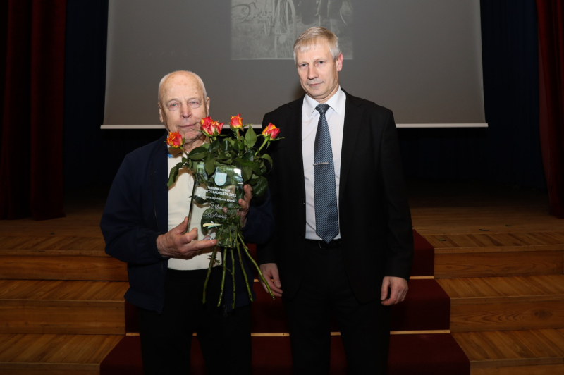 Sadalītas “Tukuma sporta laureāta 2022” balvas; par mūža ieguldījumu balvu saņēma Vilnis Kozlovskis Sadalītas “Tukuma sporta laureāta 2022” balvas; par mūža ieguldījumu balvu saņēma Vilnis Kozlovskis