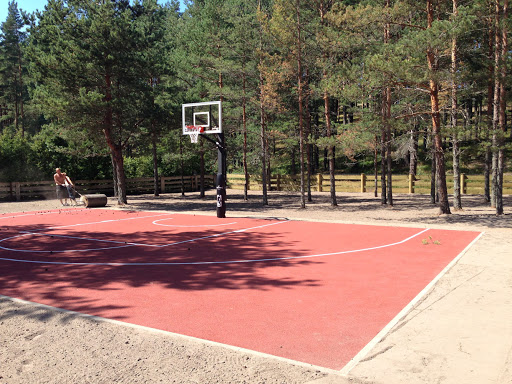 Zentenē blakus futbola laukumam taps āra basketbola laukums Zentenē blakus futbola laukumam taps āra basketbola laukums