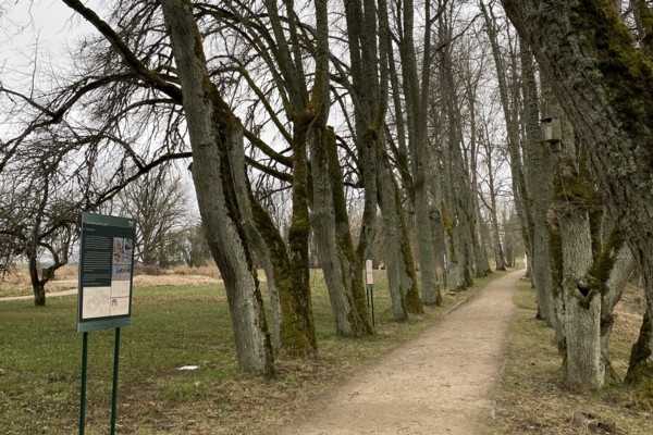 Jaunmoku pils parkā apskatāma ārtelpas izstāde, kuru iespējams apskatīt bez maksas Jaunmoku pils parkā apskatāma ārtelpas izstāde, kuru iespējams apskatīt bez maksas
