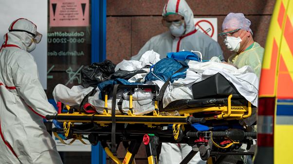 Latvijā apstiprināts pirmais nāves gadījums ar jaunā koronavīrusa izraisīto slimību