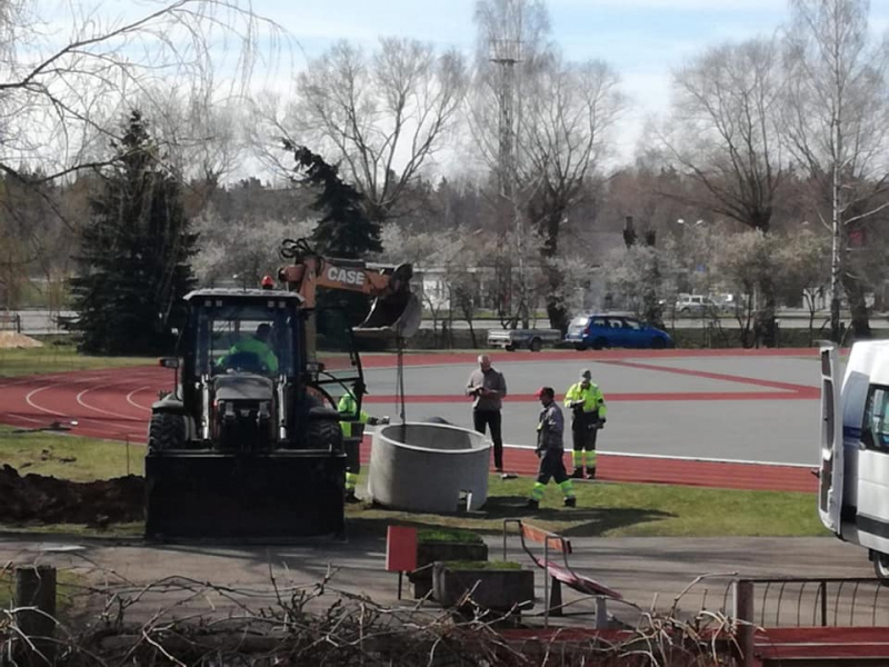 Tukuma sporta skolas stadionā uzsākti laistīšanas sistēmas ierīkošanas darbi