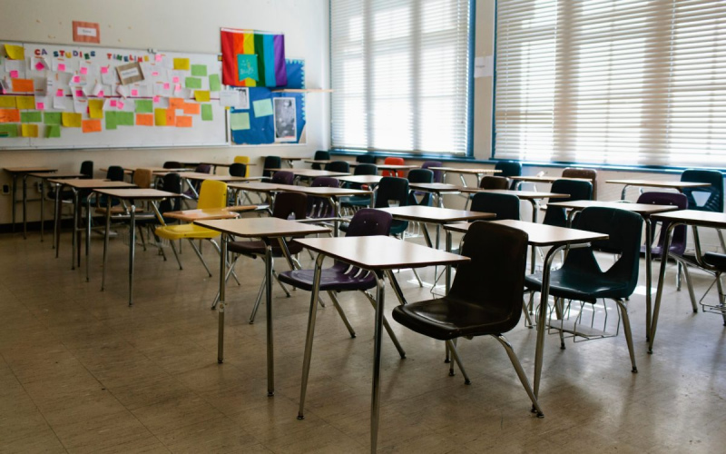 Pēc svētkiem 12. klases skolēni visā Latvijā divreiz nedēļā varēs mācīties klātienē Pēc svētkiem 12. klases skolēni visā Latvijā divreiz nedēļā varēs mācīties klātienē