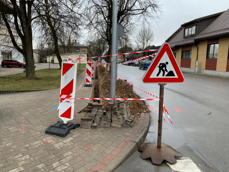 Raiņa ielā Tukumā tiek mainīts ielu apgaismojuma kabelis Raiņa ielā Tukumā tiek mainīts ielu apgaismojuma kabelis