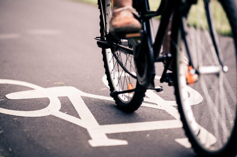 Tukumā velosipēdists pēc sadursmes ar automašīnu pamet notikuma vietu