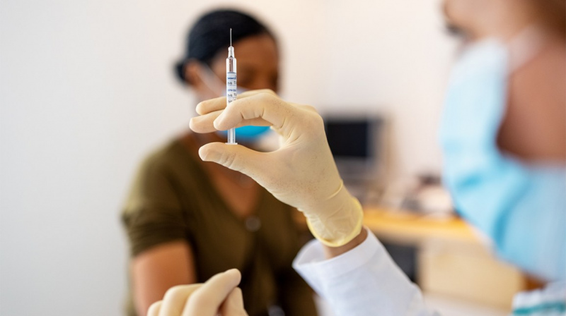 Apsver iespēju liegt doties uz darbu mediķiem, kuri nav vakcinēti pret Covid-19 Apsver iespēju liegt doties uz darbu mediķiem, kuri nav vakcinēti pret Covid-19