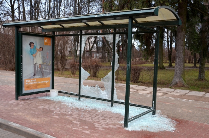 Vandāļi turpina uzdarboties Tukumā demolējot autobusa pieturas