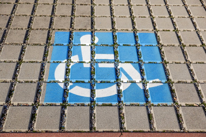 ES plāno ieviest bloka mēroga invaliditātes karti un autostāvvietas karti personām ar invaliditāti