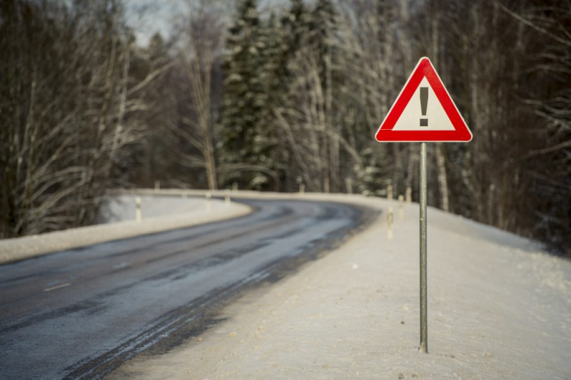 Snigšanas dēļ daudzviet Latvijā apgrūtināta braukšana