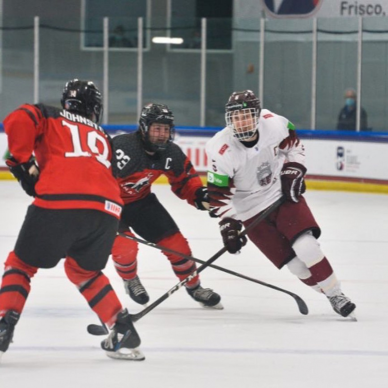 Latvijas U18 hokeja izlase PČ spēlē piekāpjas Kanādas vienaudžiem