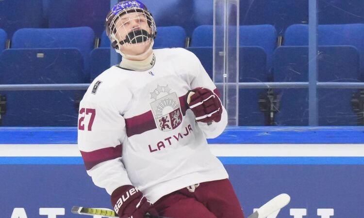 Markuss Sieradzkis gūst vārtus un palīdz U18 Latvijas hokeja izlasei uzveikt Slovākiju