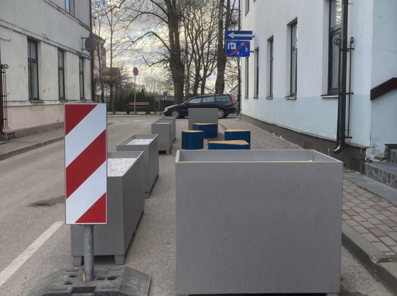 Baznīcas ielā Tukumā uzstādītas lielizmēra puķu kastes Baznīcas ielā Tukumā uzstādītas lielizmēra puķu kastes