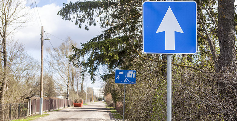 Veiktas izmaiņas Kandavas Kārļa Mīlenbaha vidusskolas satiksmes kustībā skolas stāvlaukumā