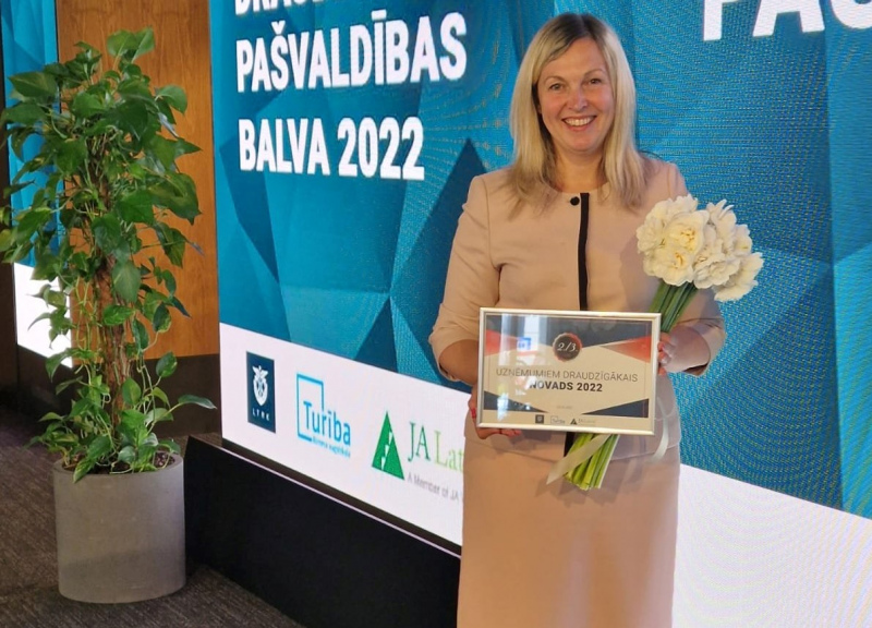 Tukuma novadas saņem balvu kā “Uzņēmumiem draudzīgākais novads 2022” Tukuma novadas saņem balvu kā “Uzņēmumiem draudzīgākais novads 2022”